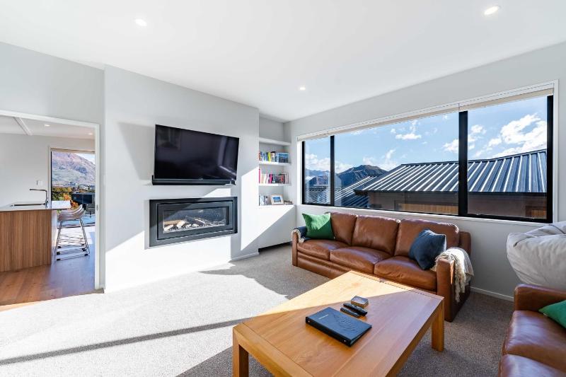 Stylish Panoramic Mountain and Lake Views - image 31