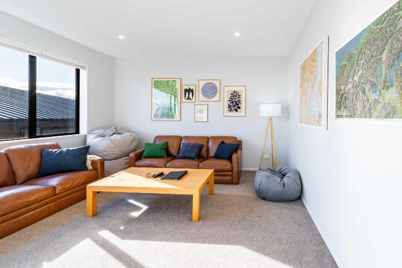 Stylish Panoramic Mountain and Lake Views - image 22
