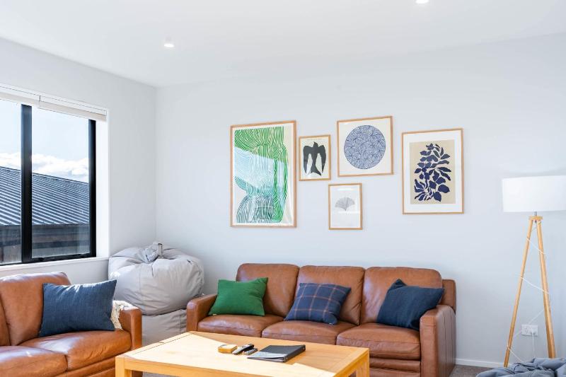 Stylish Panoramic Mountain and Lake Views - image 11