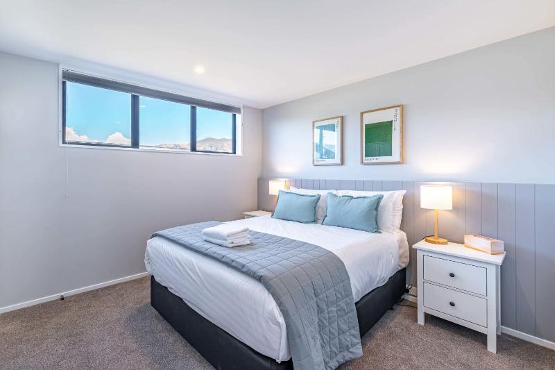 Stylish Panoramic Mountain and Lake Views - image 5