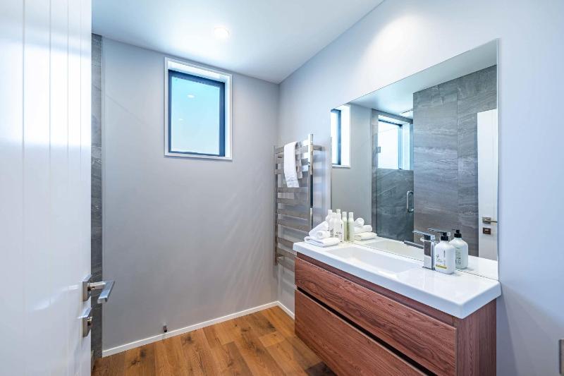 Stylish Panoramic Mountain and Lake Views - image 8