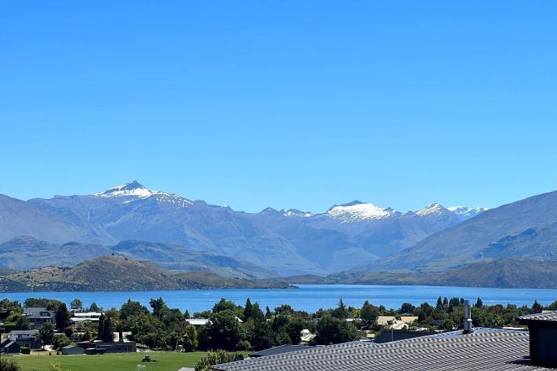 Stylish Panoramic Mountain and Lake Views - image 6