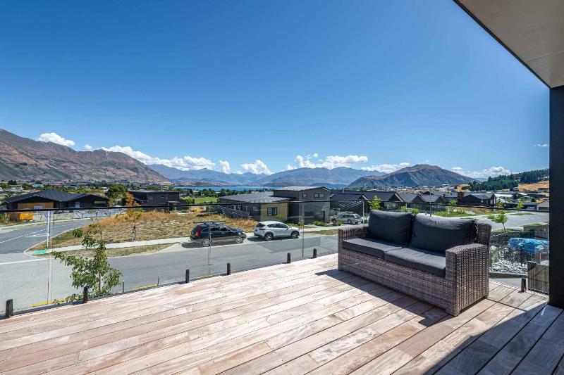 Stylish Panoramic Mountain and Lake Views - image 21