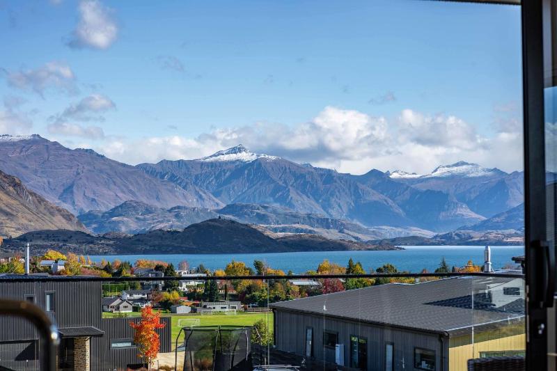 Stylish Panoramic Mountain and Lake Views - image 12