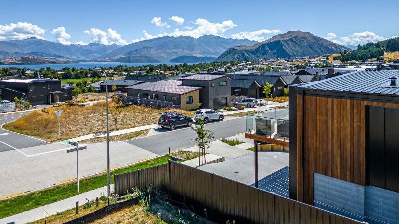 Stylish Panoramic Mountain and Lake Views - image 10