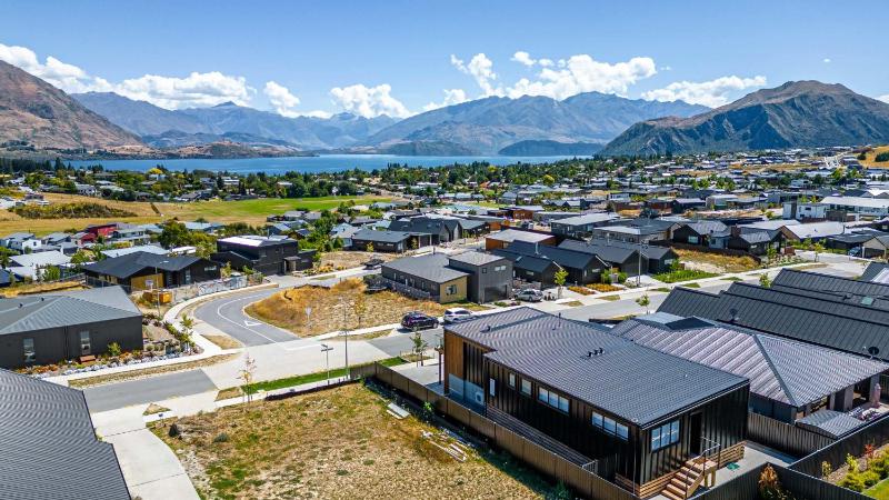 Stylish Panoramic Mountain and Lake Views - image 13