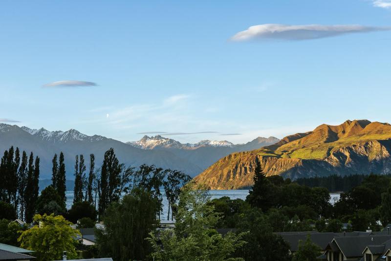 Tawera - Lake Views - Walk to Wanaka - image 7