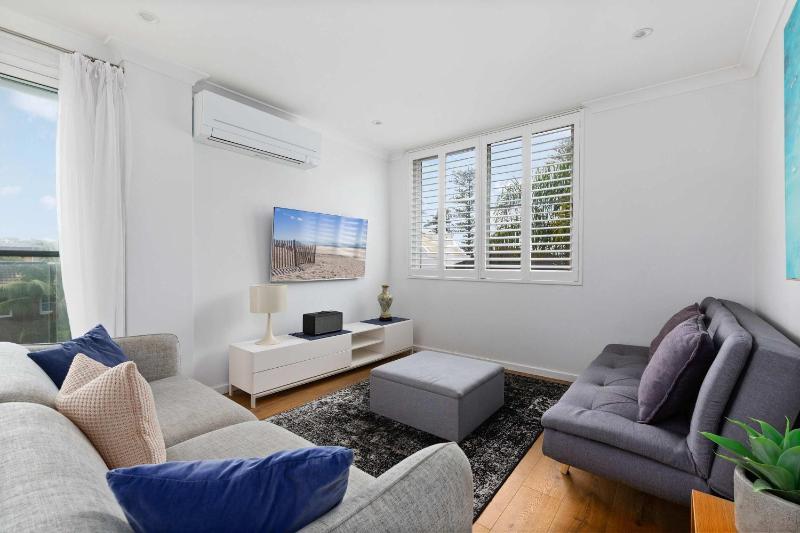 Sunny Manly Apartment Steps from Beach & Cafes - image 9