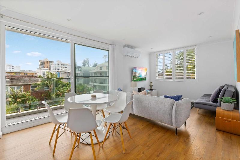 Sunny Manly Apartment Steps from Beach & Cafes - image 1