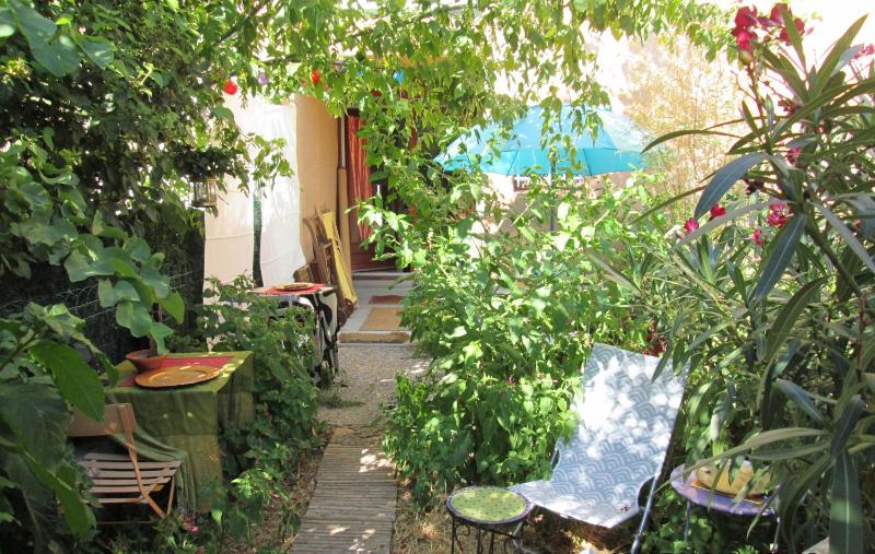 Joli Studio Avec Jardinet Images