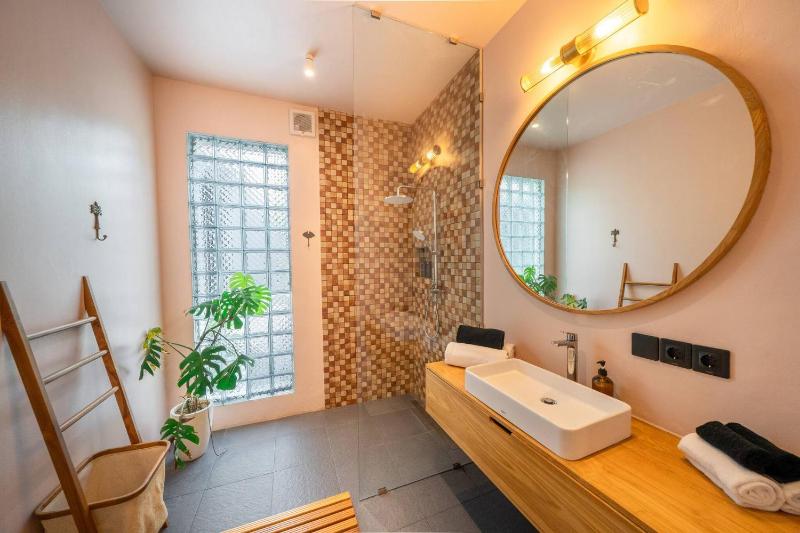 Bingin Comfort Home 3BR with Full Kitchen Laundry and Cinema - image 5