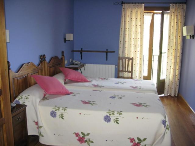 Double or Twin Room image 3