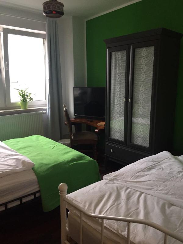Economy Twin Room image 3