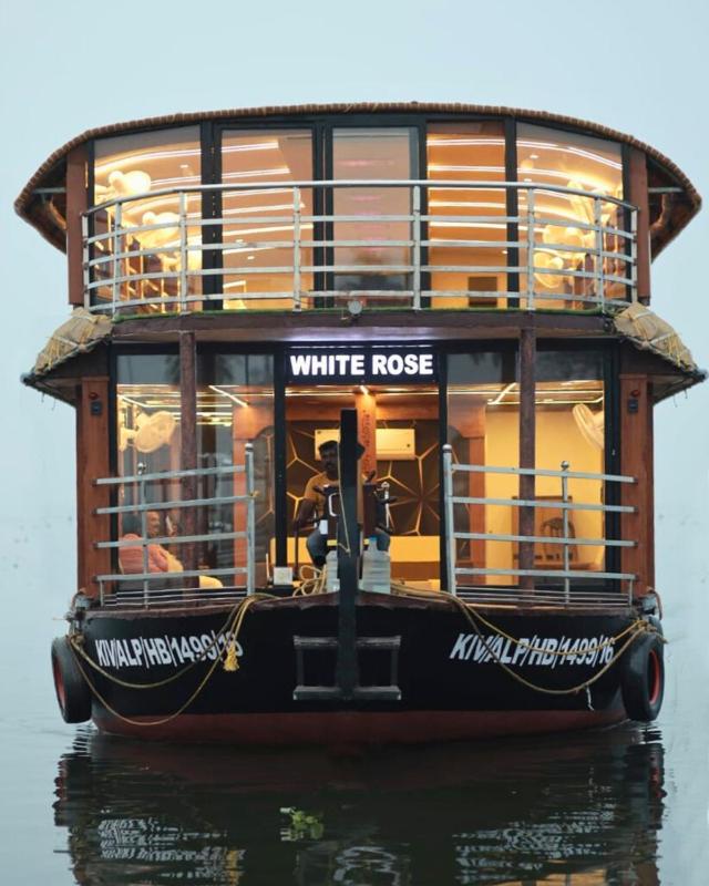 White Rose House Boat - image 28