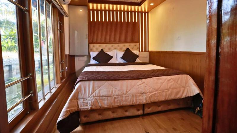 White Rose House Boat - image 8
