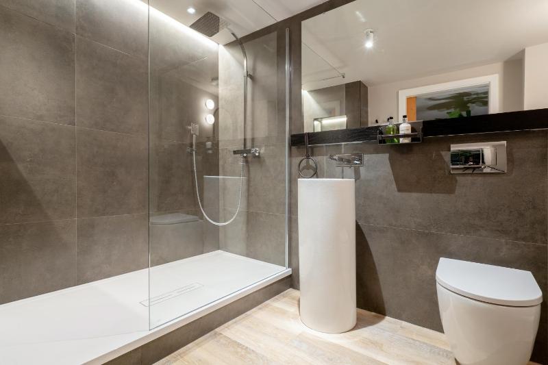 Stunning Modern Glass Wall Penthouse City Centre - image 48