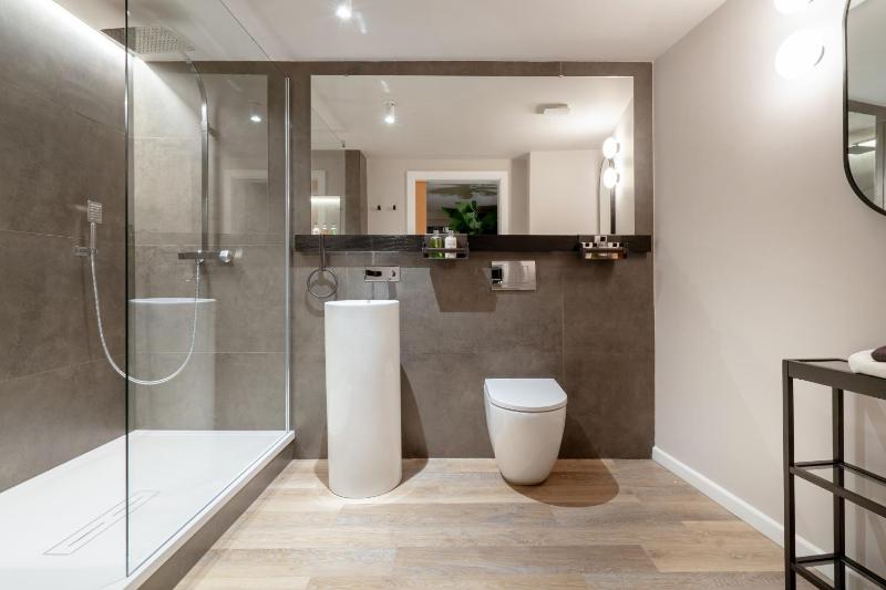 Stunning Modern Glass Wall Penthouse City Centre - image 34