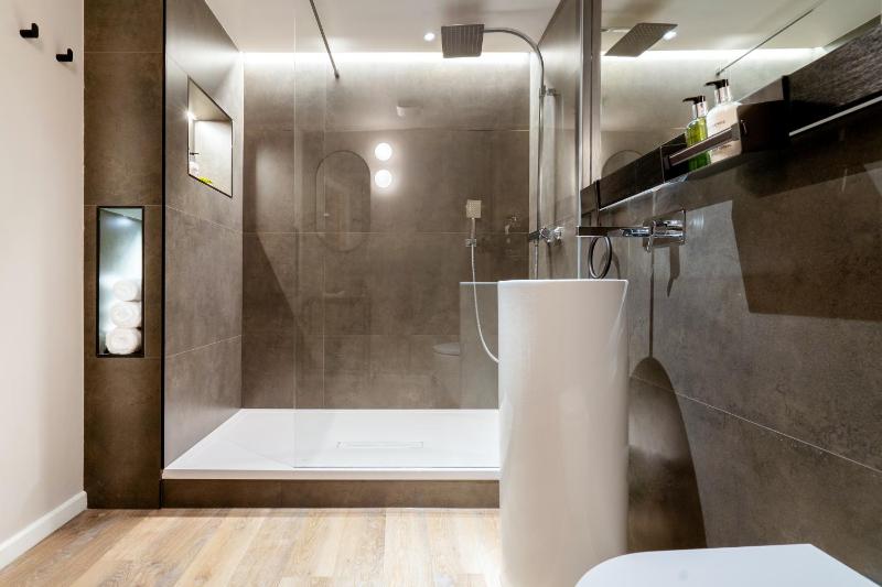 Stunning Modern Glass Wall Penthouse City Centre - image 18