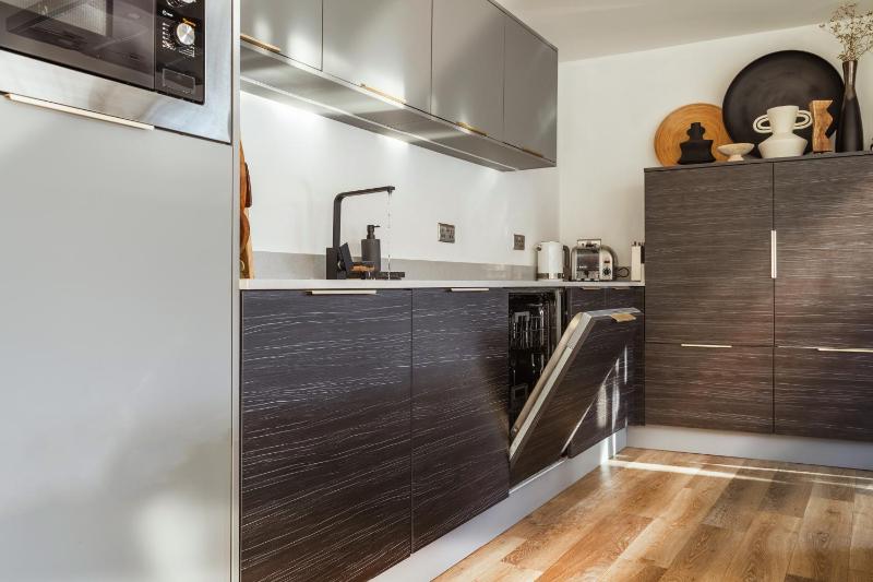 Stunning Modern Glass Wall Penthouse City Centre - image 44