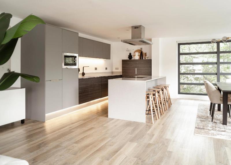 Stunning Modern Glass Wall Penthouse City Centre - image 13