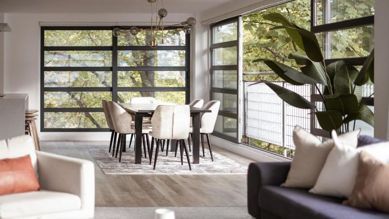 Stunning Modern Glass Wall Penthouse City Centre - image 3