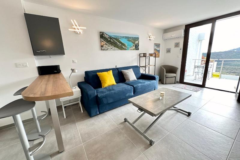 Sublime studio with large terrace and pool - image 3