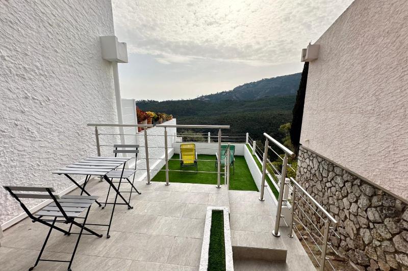 Sublime studio with large terrace and pool - image 6