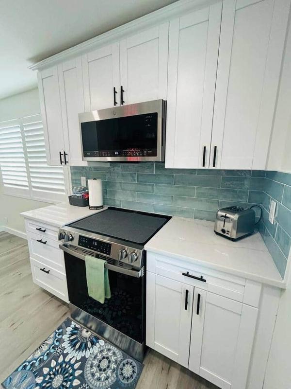 The whole shebang! A duplex and its guesthouse. - image 20