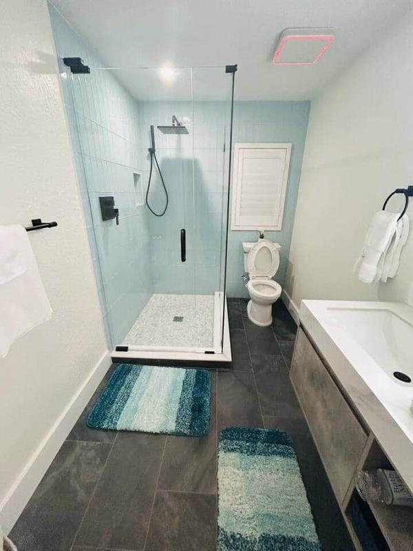 The whole shebang! A duplex and its guesthouse. - image 3