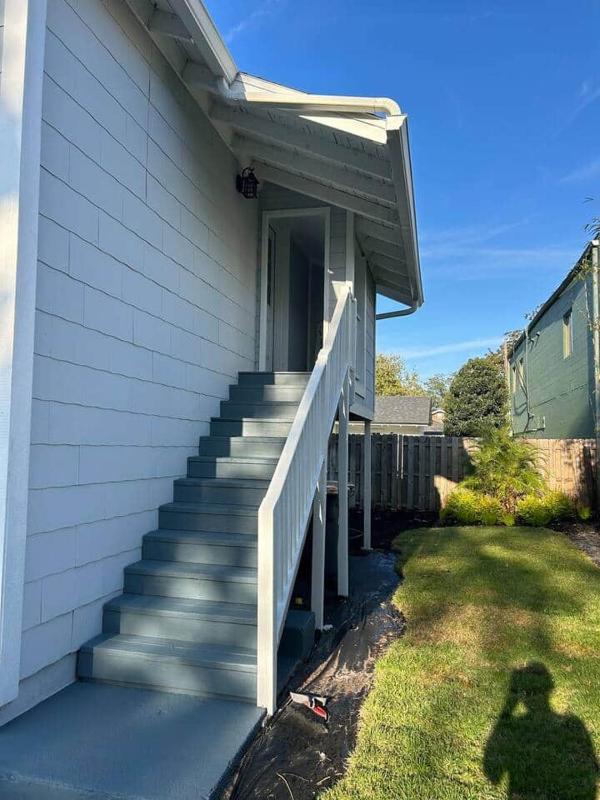 The whole shebang! A duplex and its guesthouse. - image 8