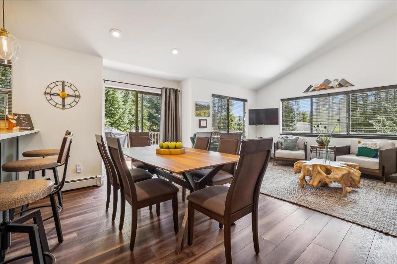 Above it All: Peak 8 Chalet Private Hot Tub & Fireplace Near Shuttle! - image 9