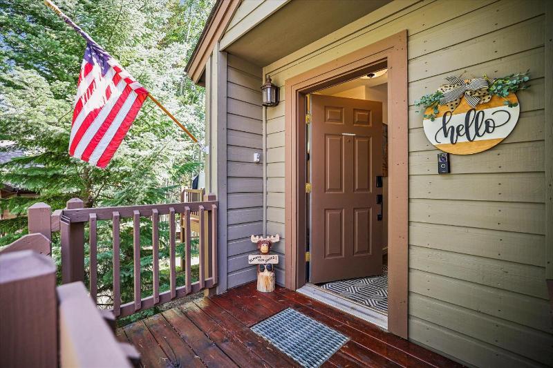 Above it All: Peak 8 Chalet Private Hot Tub & Fireplace Near Shuttle! - image 15