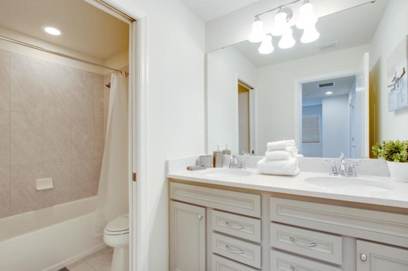 Beautiful 5 Bed Pool Home At Resort- No Resort Fee townhouse - image 47
