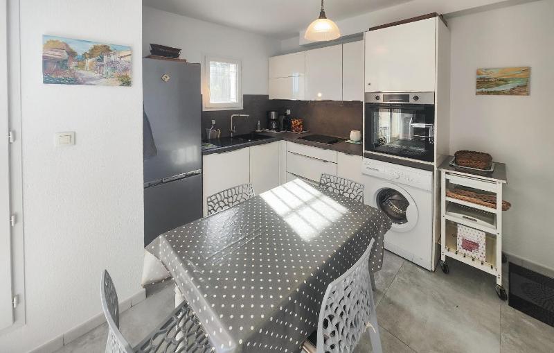 2 Bedroom Lovely Apartment In Fleury D'aude - image 10
