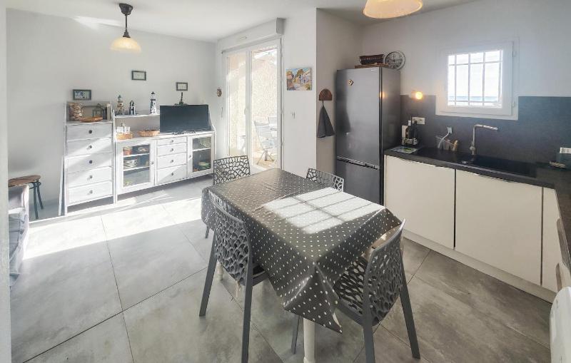 2 Bedroom Lovely Apartment In Fleury D'aude - image 8