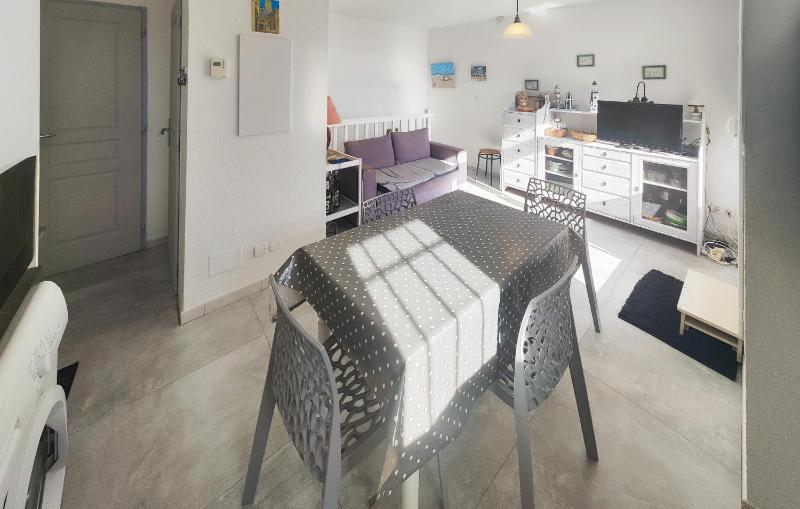 2 Bedroom Lovely Apartment In Fleury D'aude - image 2