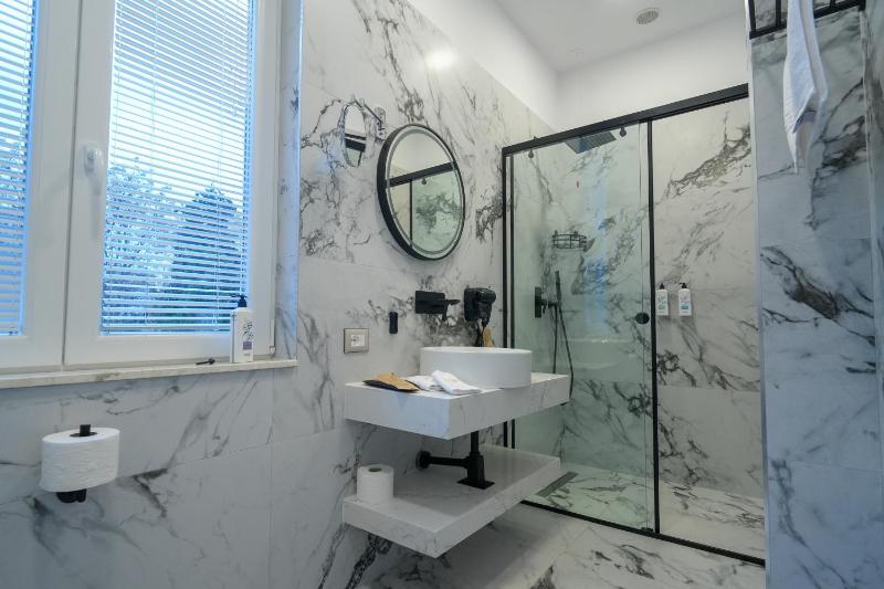 Shkoder City Center - Floir Hotel - image 3