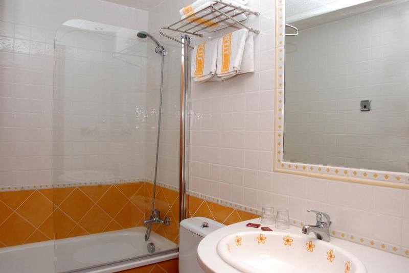 Double or Twin Room image 3