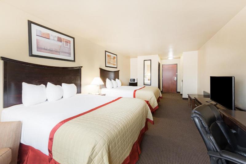 Deluxe Queen Room with Two Queen Beds - Non-Smoking image 3