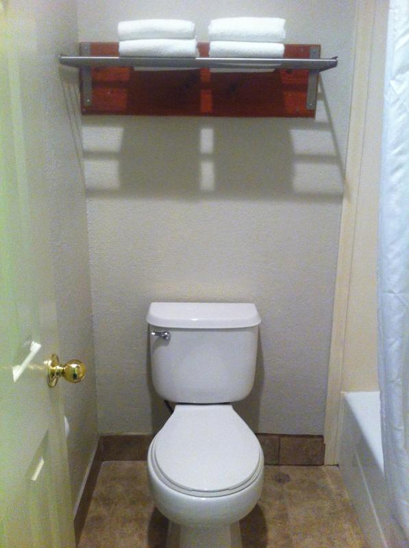 Standard King Room image 2