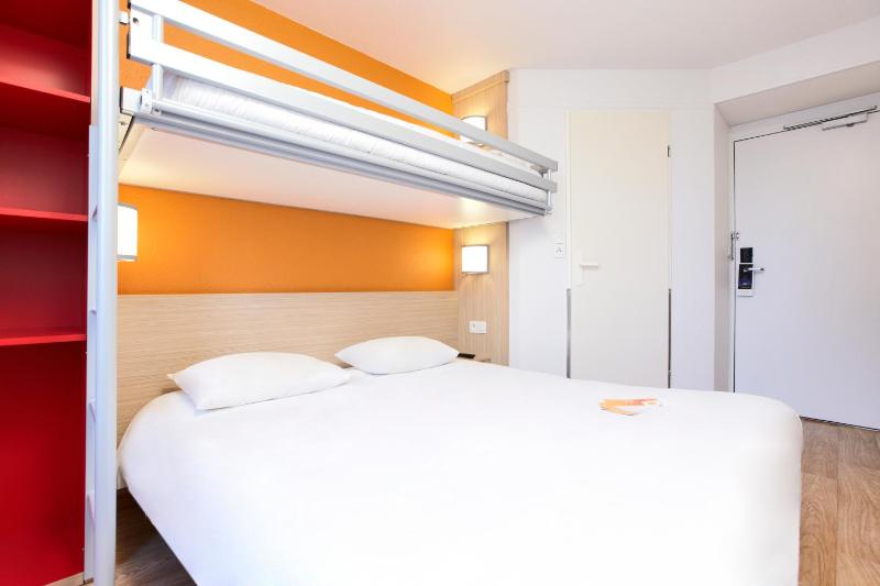 Superior Triple Room (1 Double Bed + 1 Single Bed) image 4
