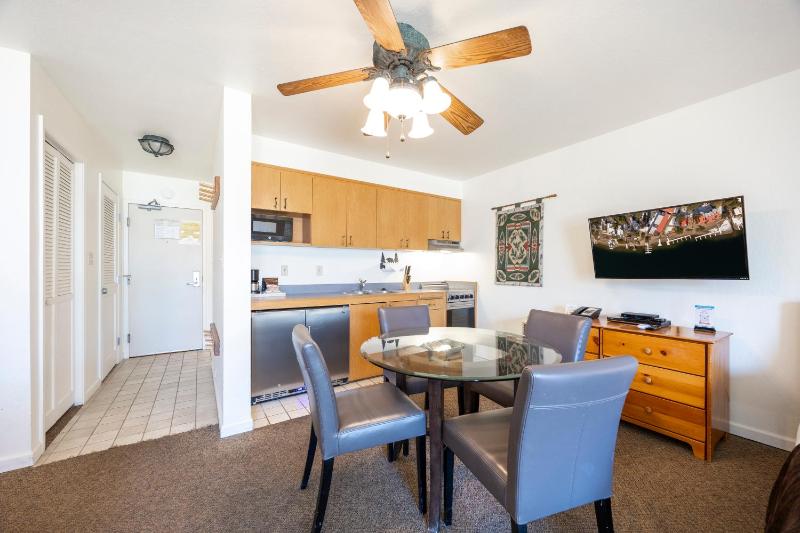 Cozy King Studio w/Lake View #145 at Donner Lake Village - image 9