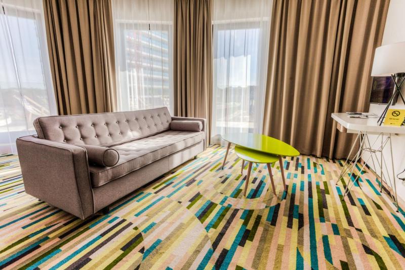 Deluxe Suite with Partial Sea View image 3