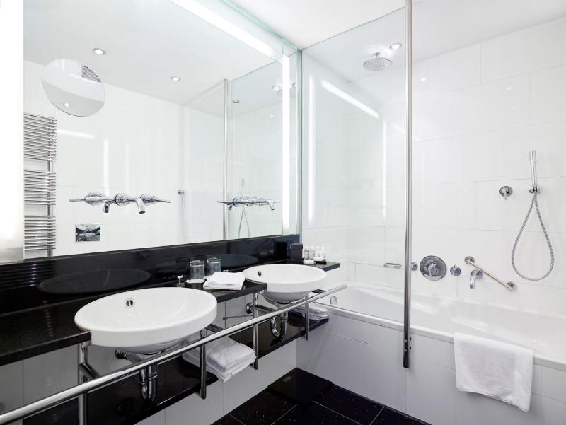 Superior Split-level Room with Canal View image 4