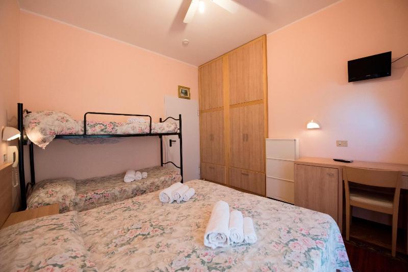 Quadruple Room image 4