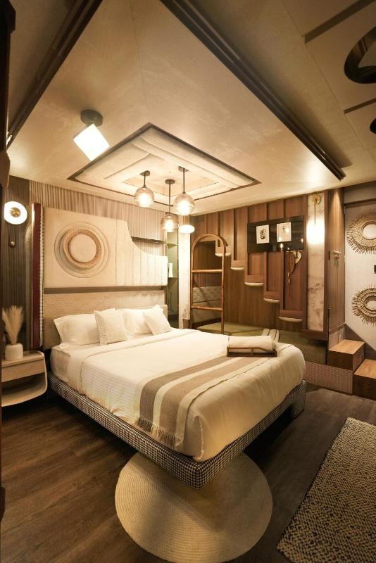 PRIVATE LUXURY HOUSEBOAT CRUISE IN kerala backwater - image 10