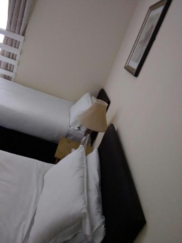 Standard Twin Room with Shared Bathroom image 1