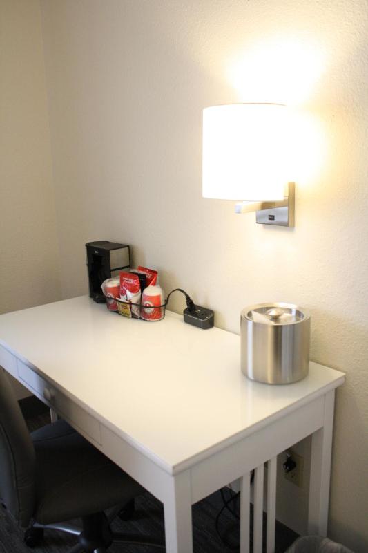 King Room - Non-Smoking image 3