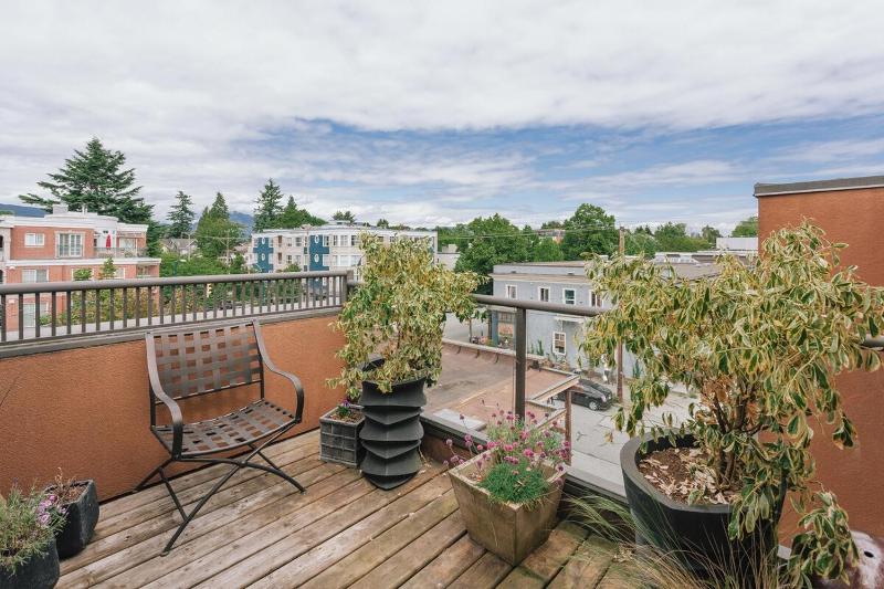 Private Penthouse Beside Beach with Rooftop Patio - image 9