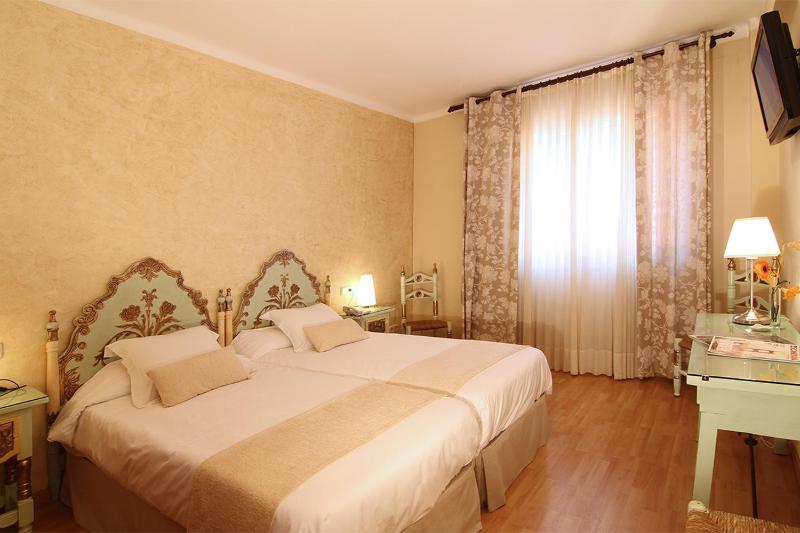 Double or Twin Room image 3